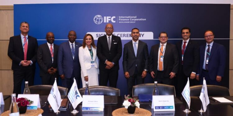 جانب من توقيع الاتفاقية