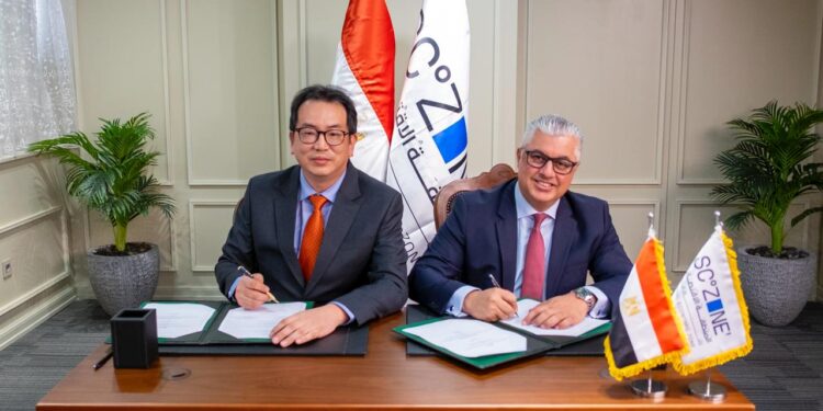 جانب من التوقيع