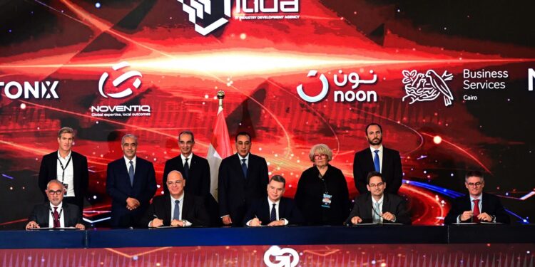 جانب من توقيع الاتفاقية