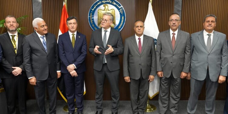 جانب من توقيع الاتفاقية