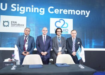 جانب من التوقيع