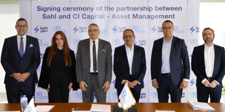 جانب من التوقيع