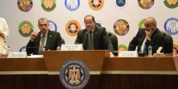 أحمد كجوك في حوار مفتوح مع خريجي مبادرات إعداد الكوادر البشرية