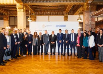 جانب من توقيع العقد