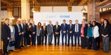 جانب من توقيع العقد