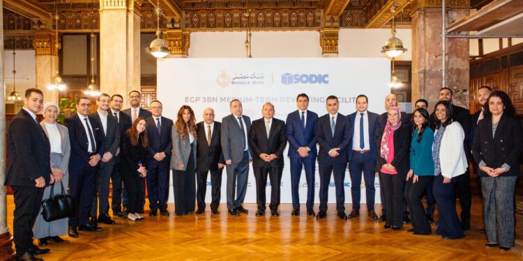 جانب من توقيع العقد