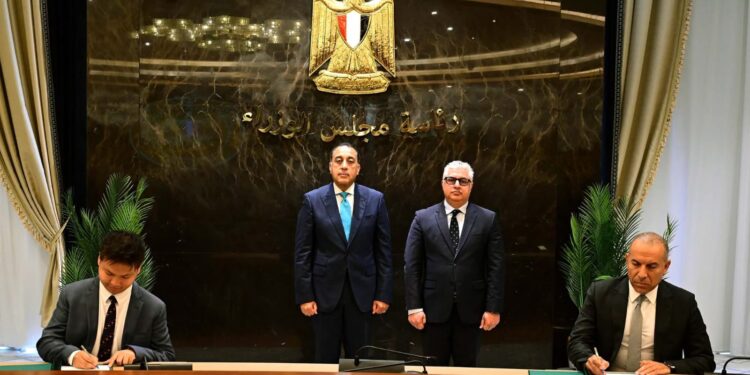 خلال مراسم توقيع عقد