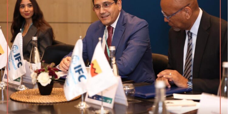 جانب من توقيع الشراكة