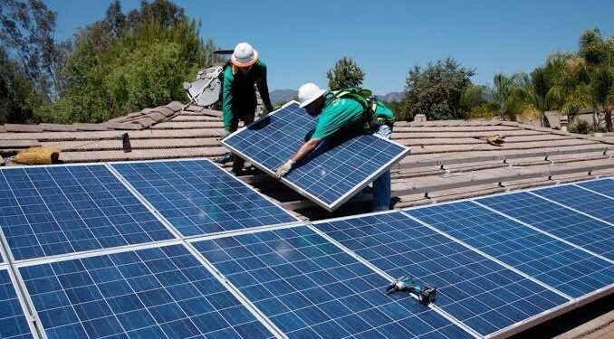 مصانع الألواح الشمسية