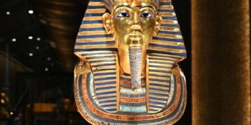الملك توت عنخ آمون