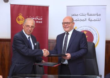 جانب من التوقيع