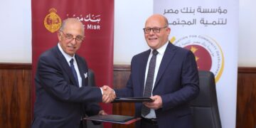 جانب من التوقيع