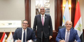 جانب من التوقيع