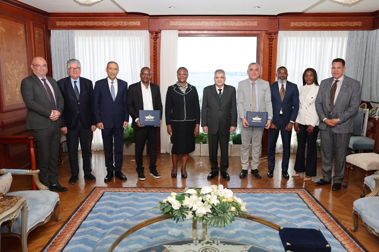 جانب من التوقيع