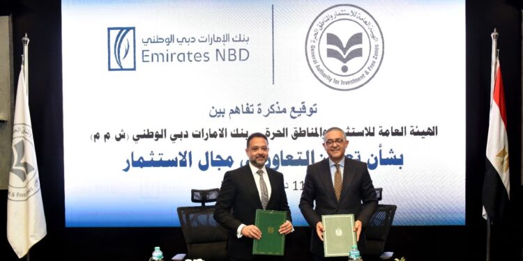 جانب من التوقيع