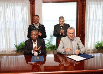 جانب من التوقيع