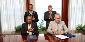 جانب من التوقيع