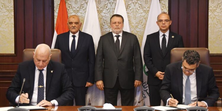 جانب من توقيع المبادرة