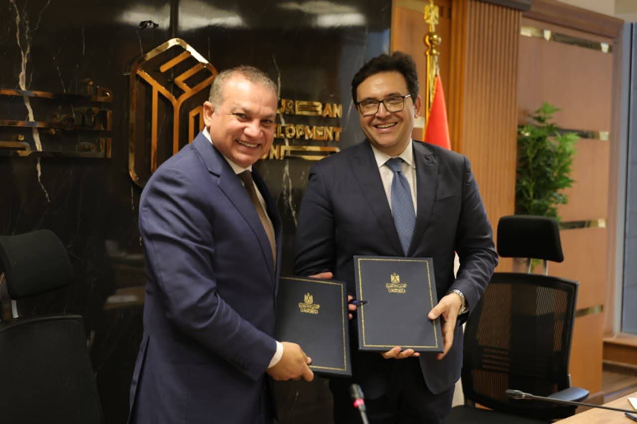 جانب من توقيع البروتوكول