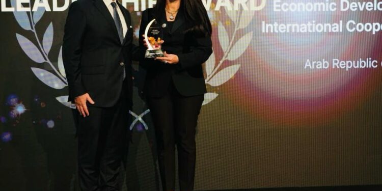 «المشاط» تتسلم جائزة «القيادة الدولية» خلال منتدى الدوحة 2025