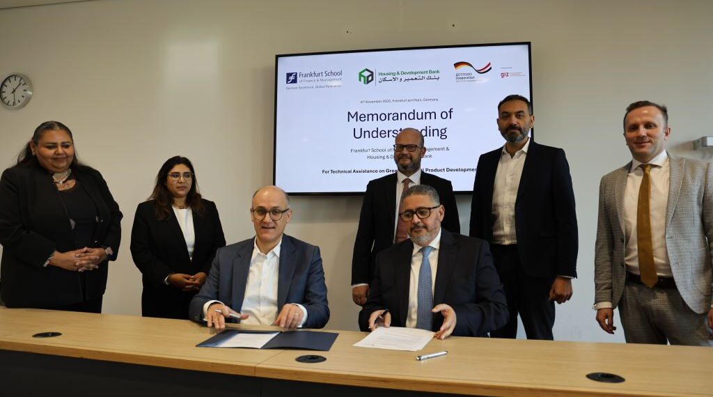 جانب من التوقيع