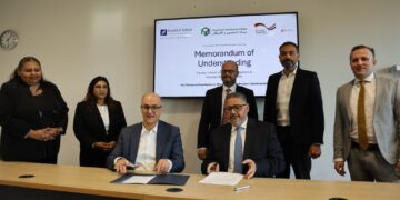 جانب من التوقيع