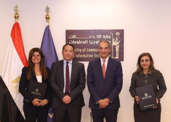 جانب من التوقيع