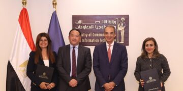 جانب من التوقيع