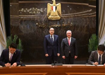 جانب من التوقيع