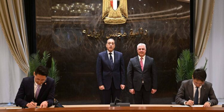 جانب من التوقيع