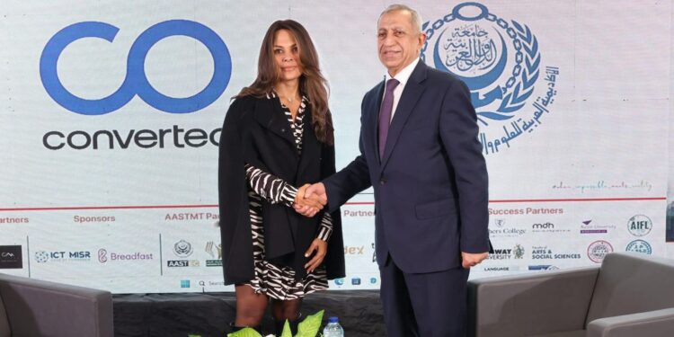 جانب من توقيع الشراكة