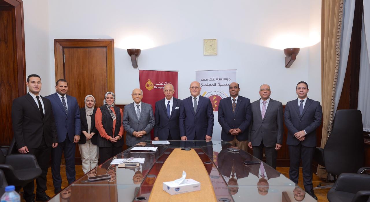 جانب من التوقيع