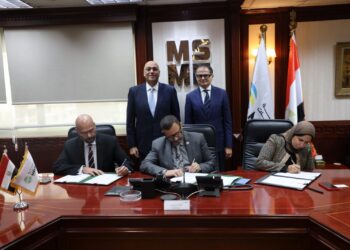 جانب من التوقيع