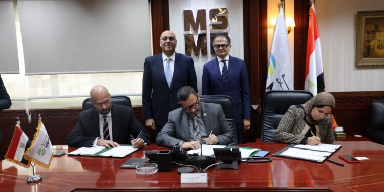 جانب من التوقيع