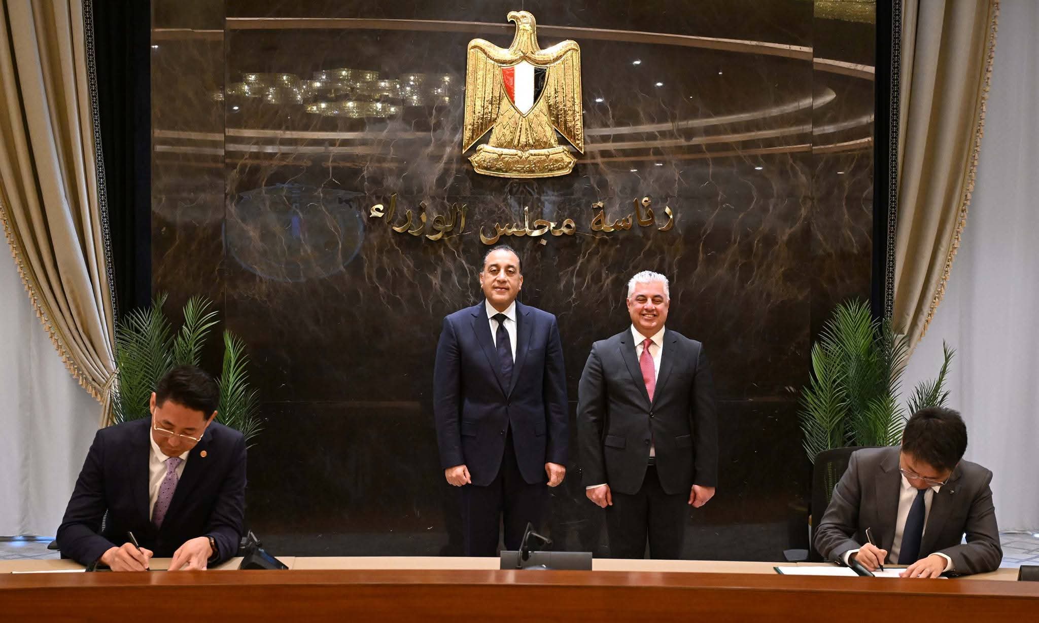 جانب من التوقيع