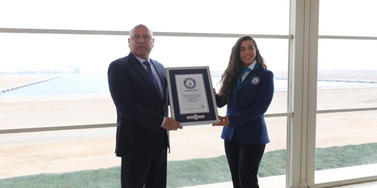 كامل الوزير يتسلم شهادة موسوعة جينيس للأرقام القياسية لميناء السخنة