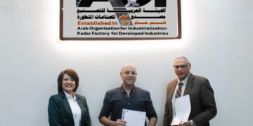 جانب من التوقيع