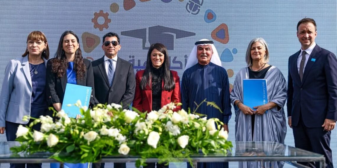 جانب من التوقيع