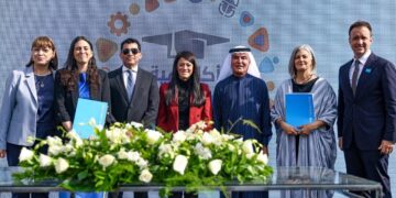 جانب من التوقيع