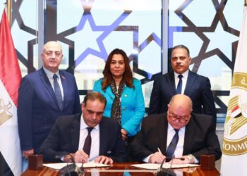 جانب من توقيع العقد