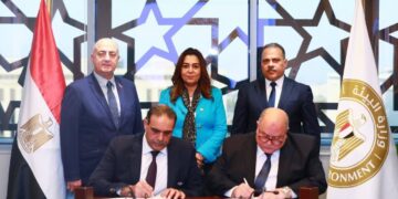 جانب من توقيع العقد