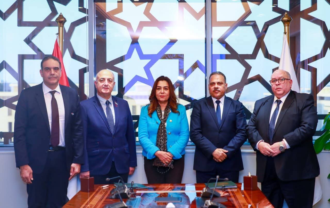 جانب من توقيع العقد