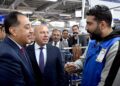 مدبولي يستمع لآراء العاملين خلال افتتاح مصنع "ليوني مصر" العالمية لضفائر السيارات