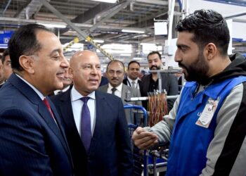 مدبولي يستمع لآراء العاملين خلال افتتاح مصنع "ليوني مصر" العالمية لضفائر السيارات