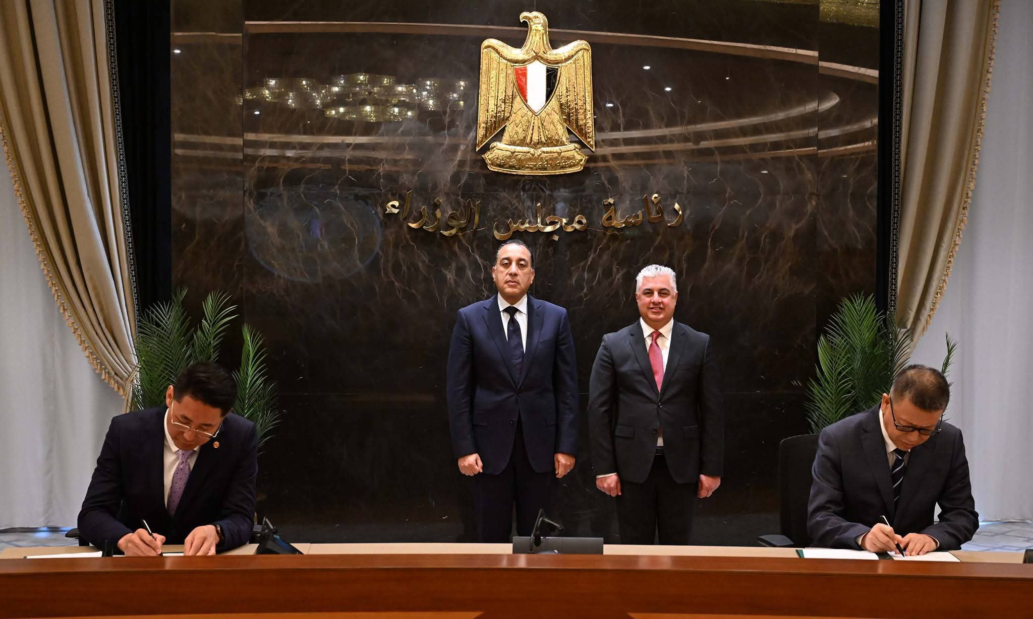 جانب من التوقيع