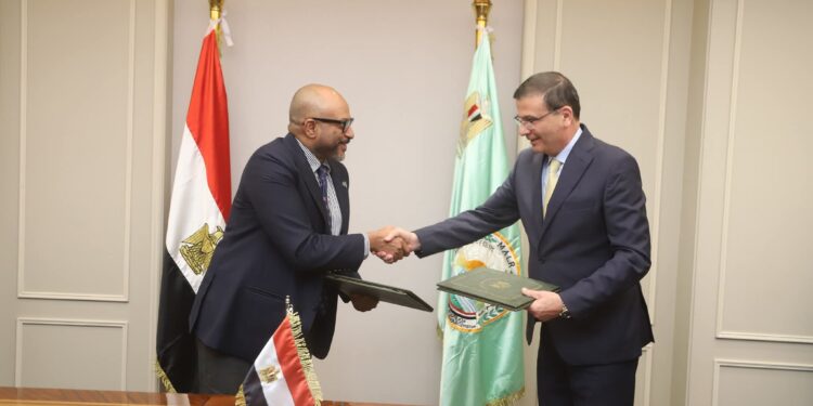 جانب من توقيع البروتوكول