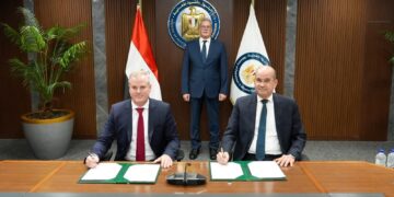 جانب من توقيع عقد رخصة وقود إنتاج الطائرات