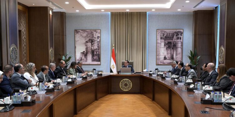 جانب من اجتماع رئيس مجلس الوزراء اليوم