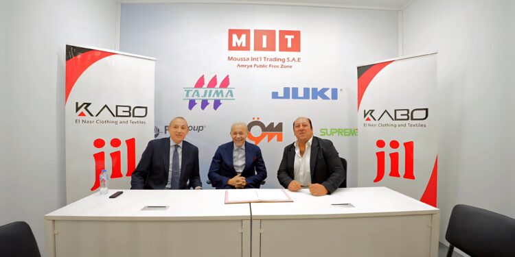 جانب من توقيع الشراكة