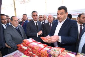 وزير التموين في افتتاح سوق اليوم الواحد
